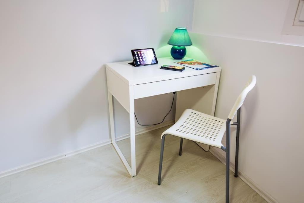2 Bedrooms Apartment Close To Metro Dafni In Athena Bagian luar foto