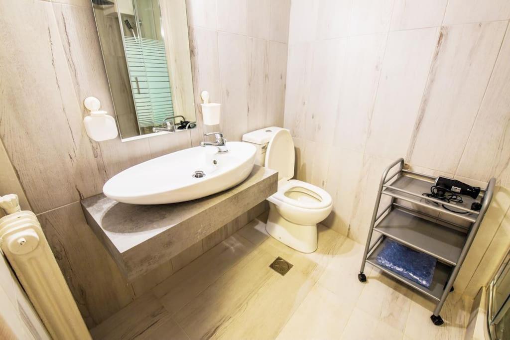 2 Bedrooms Apartment Close To Metro Dafni In Athena Bagian luar foto
